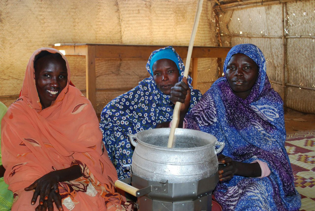 Image of women in Darfur with a Berkeley-Darfur Stove