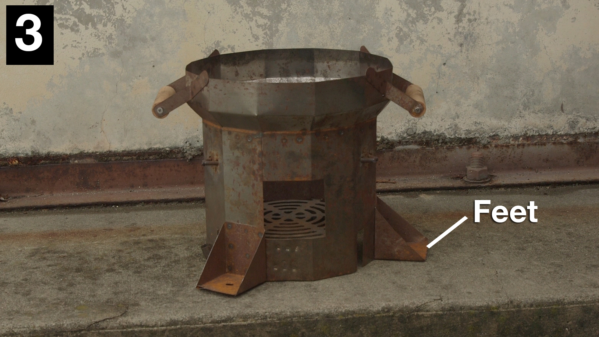 image of pot with large feet for stability